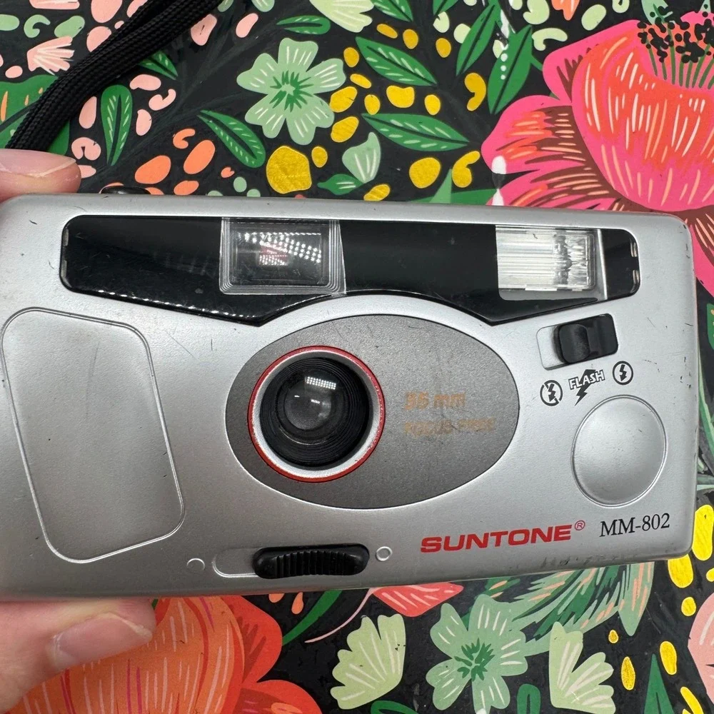 Suntone MM-802 35mm Film Camera Silver Point and Shoot Focus Free with Flash